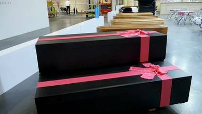 Des cercueils “Squid Game” et un sarcophage de “Toutânkhamon” exposés à une foire funéraire