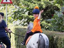 Emma Jolie (5) reed 10 kilometer ter paard voor KIKA omdat haar moeder kanker had