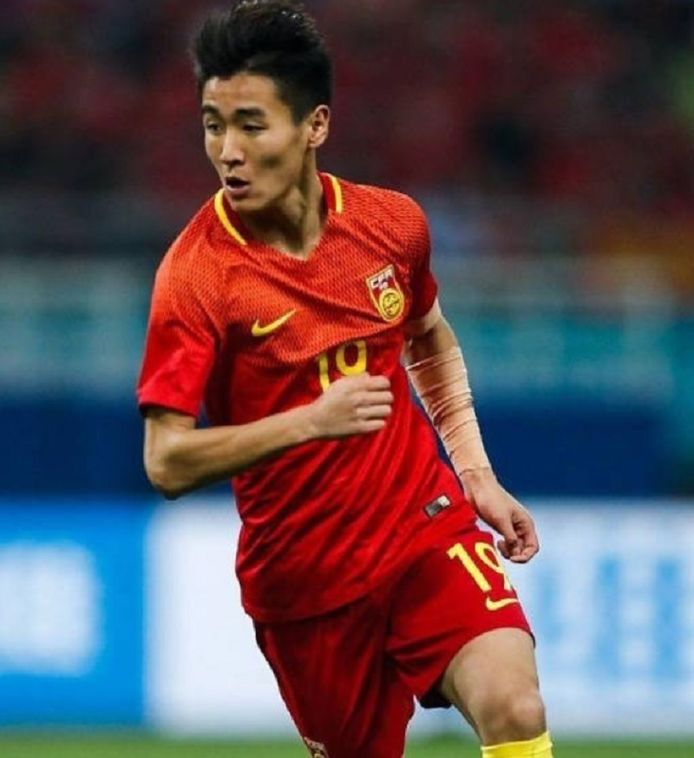 Wei Shihao moest tegen Wales zijn tattoo op de linkerarm bedekken.