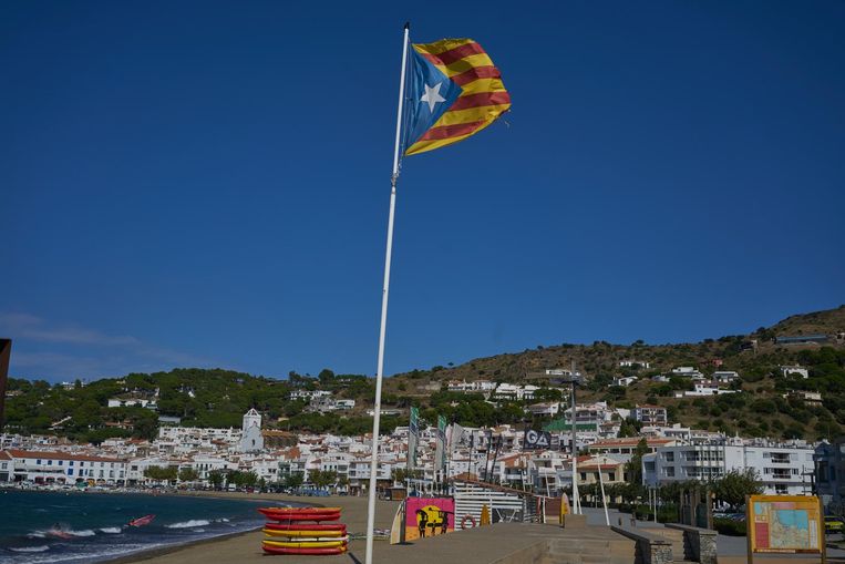 Op het strand van El Port de la Selva wappert de 'estelada', de Catalaanse vlag met de ster die staat voor de onafhankelijkheid. Beeld Samuel Aranda / de Volkskrant