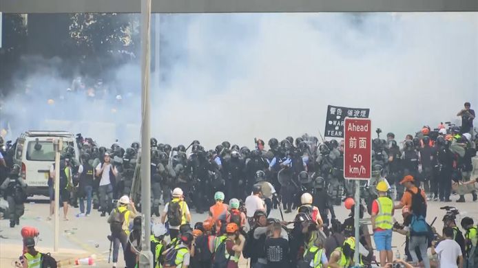 In Hongkong zijn demonstraties vandaag weer uitgelopen op rellen met de politie. Die zag zich genoodzaakt traangas af te vuren.