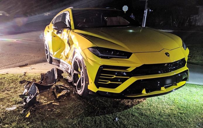 De gele Lamborghini Urus, een SUV van minstens 200.000 euro, raakte zwaar beschadigd.