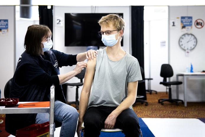 Ter illustratie: iemand krijgt een HPV-prik.