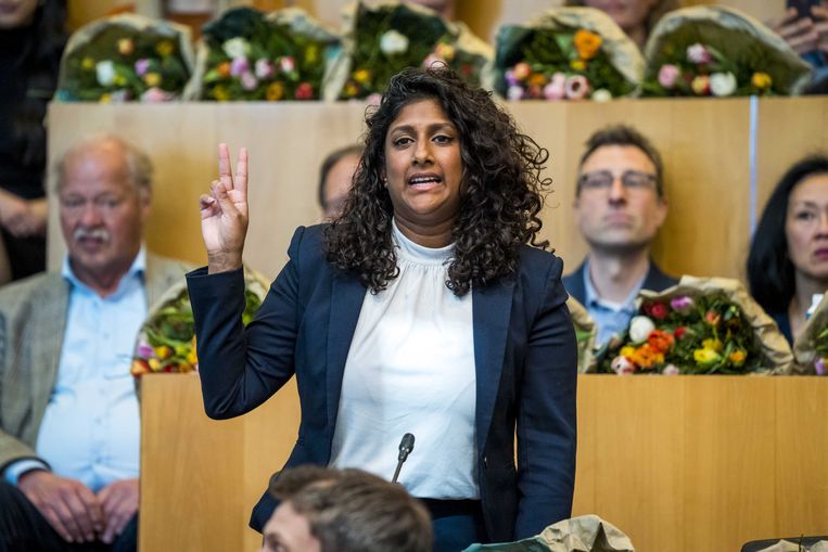 Sandra Doevendans (PvdA) legt de eed af als nieuw raadslid van de gemeente Amsterdam.  Beeld ANP
