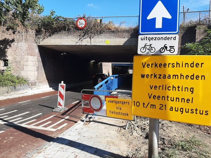 De tunnel vandaag bij daglicht, het blauwe hek blijft blauw.