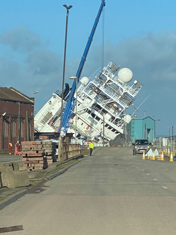 Het schip lag op een droogdok maar raakte waarschijnlijk door de harde wind los.