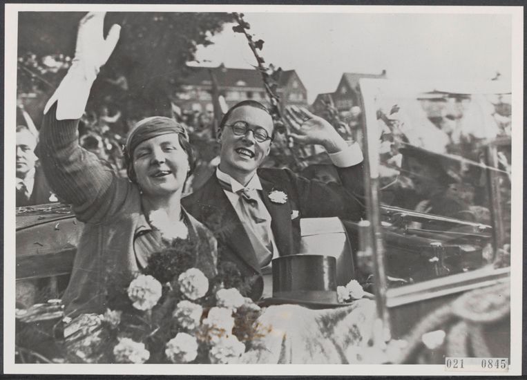 Prinses Juliana en prins Bernhard tijdens rondrit ter viering van hun verloving, 1936. Beeld Nationaal Archief