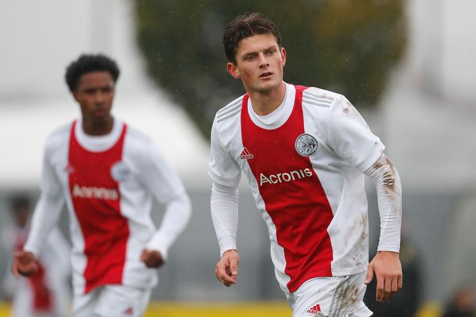 Olivier Aertssen in actie met Ajax O19 in de Youth League tegen Borussia Dortmund.