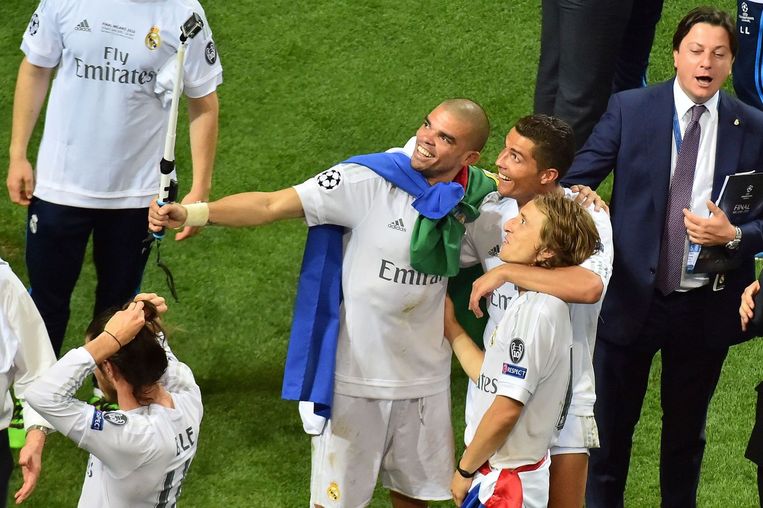 Pepe, Cristiano Ronaldo en Luka Modric maken een selfie. Beeld afp