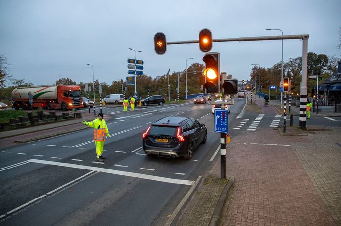 Verkeersregelaars zorgen voor doorstroming op de kruispunten met De Stikke Hucht en de Zwarteweg.