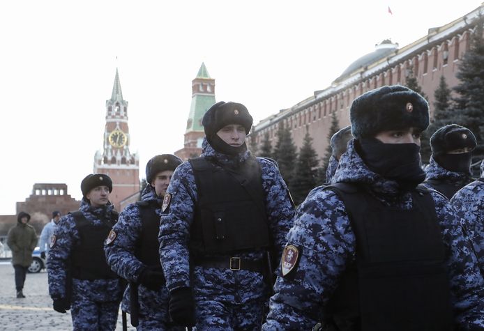 Archiefbeeld. Russische politieagenten patrouilleren aan het Kremlin in Moskou.