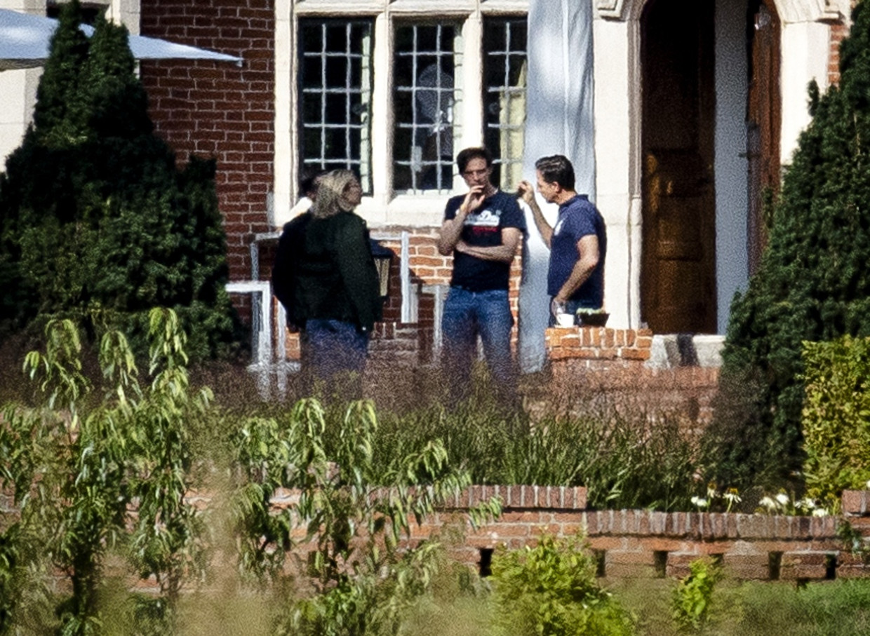  Sigrid Kaag (D66), Wopke Hoekstra (CDA) en Mark Rutte (VVD) zaterdag in de tuin van landgoed De Zwaluwenberg tijdens hun 'heisessie' die de formatie uit het slop had moeten trekken.  Beeld ANP - Sem van der Wal