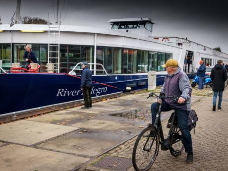 Boot voor vluchtelingen arriveert in Meppel, niet iedereen is blij: ‘Gek dat dit wel zo snel kan’