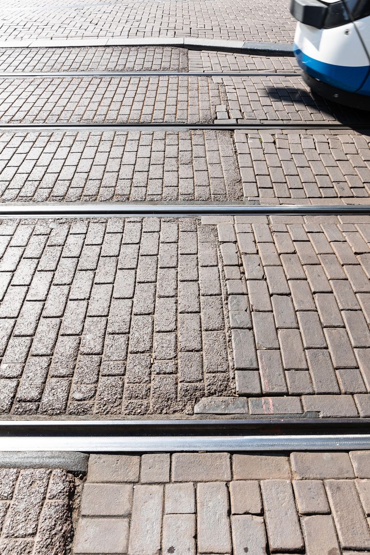 De trambaan met nepbestrating, nabij het Koningsplein. Beeld Daphne Lucker