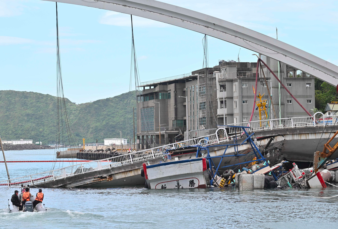 Видео обрушения моста. Тайвань мост. Крушение моста. Рухнул мост. Крушение моста в Тайване.