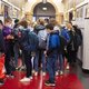 Steeds meer tieners krijgen corona,  moet het kabinet  toch de scholen aanpakken?