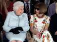 “Na de dood van prins Philip droeg ze bewust een felrood pak.” 3 experts over de iconische stijl van de Queen	