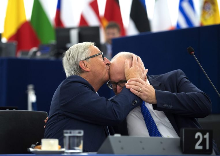 Voorzitter Jean-Claude Juncker van de Europese Commissie  kust zijn eerste vicevoorzitter Frans Timmermans op het hoofd.  Beeld AFP