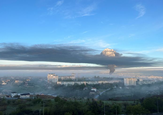 Een enorme rookpluim na een drone-aanval eind april op Sebastopol, op de Krim. Toen werd een brandstoftank geraakt.