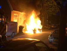Opnieuw autobrand in Deventer, ook woningen beschadigd