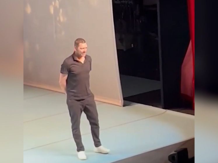 Dit is het moment dat Theo Maassen een peuter de zaal uitzet