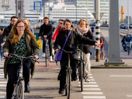 Nederlander blijft supergelukkig, op één leeftijdsgroep na: ‘Haarscheurtjes in onze welvaart’ 