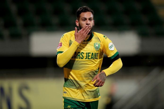 Ricardo Kishna viert de 3-0 van ADO tegen FC Dordrecht. Zijn eerste doelpunt sinds zijn goal met Lazio tegen AC Milaan in 2015.