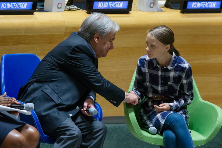 Greta Thunberg schudt de hand van secretaris-generaal Guterres.  Beeld AP