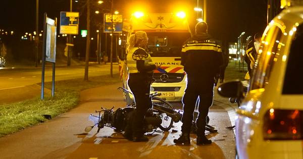 Frontale botsing fietser en snorfietser op fietspad langs Holterweg Deventer.