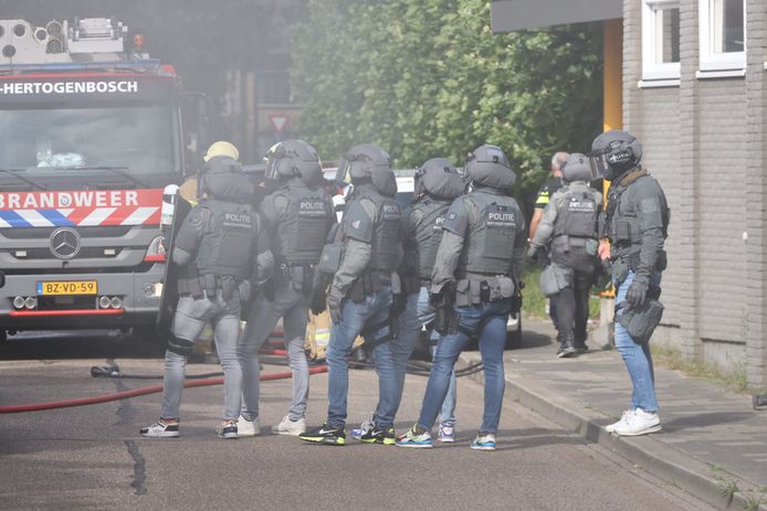 Het arrestatieteam van de politie is zaterdagochtend rond 11:00 uur ingezet bij een woningbrand in de Bilderdijkstraat in Den Bosch.