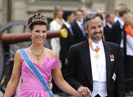 Noorse prinses Märtha Louise herdenkt haar ex-man Ari Behn op zijn sterfdag
