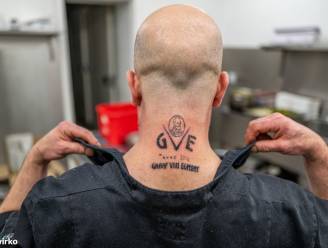 Steven (49) laat logo van horecazaak waar hij werkt, tatoeëren in nek: “Ik werk hier heel graag”