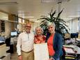 Cynthia Van de Velde, de winnares van de gedichtenwedstrijd, met burgemeester Jo Fonck en schepen Marleen Van der Hoeven.