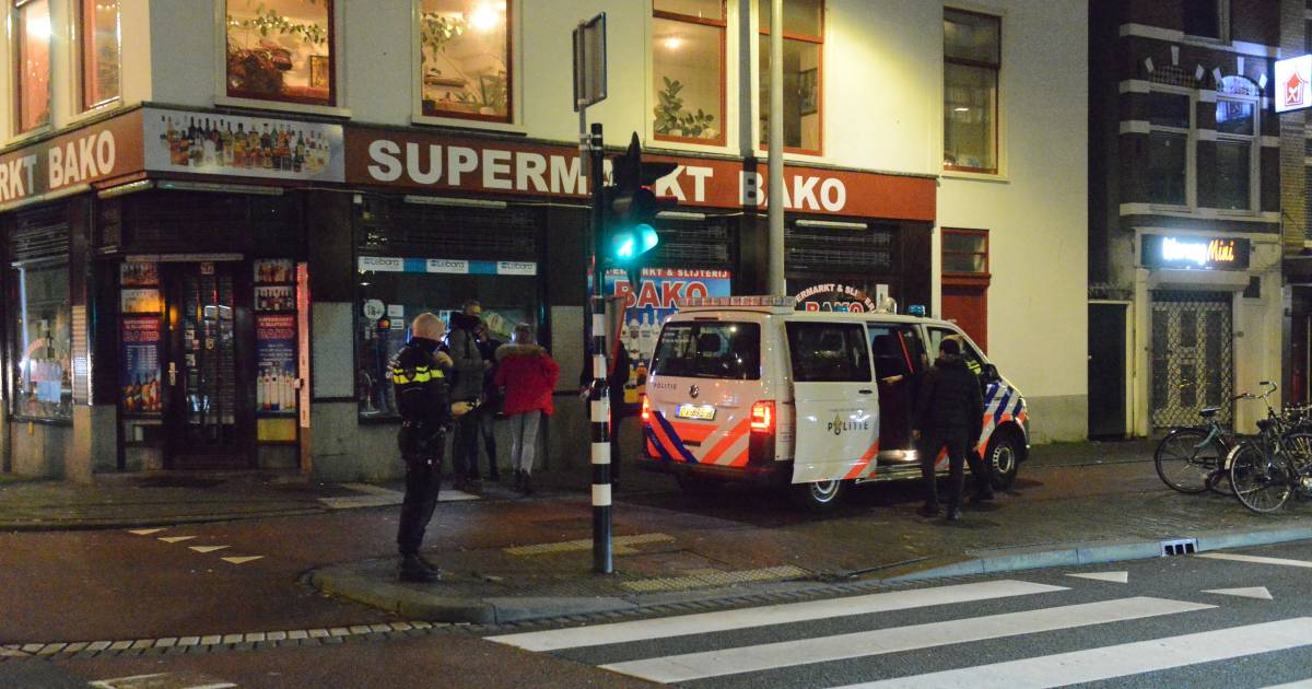 DIT DUS... Politie zoekt ‘mollige man met pet op' na #overval #avondwinkel in Haagse binnenstad #Spui.