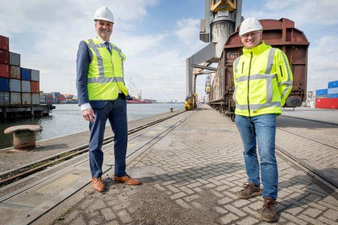 Havendirecteur Ferdinand van den Oever (links) en CCT-directeur Luc Smits op de kade van Combined Cargo Terminals op industrieterrein Moerdijk. Samen hebben ze flink geïnvesteerd in meer spoorcapaciteit.