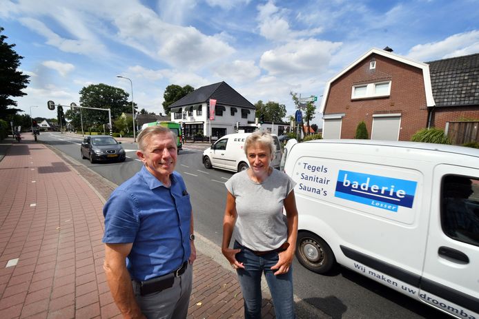 Al jaren strijdt de actiegroep Zenderen Filevrij, met als boegbeelden Fons Lohuis en Sandra Ottolander, voor een autoluw dorpscentrum.