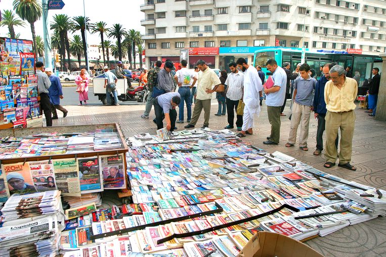 In Casablanca  worden kranten en tijdschriften op straat verkocht. Beeld uit 2007. Beeld Najib Nafid