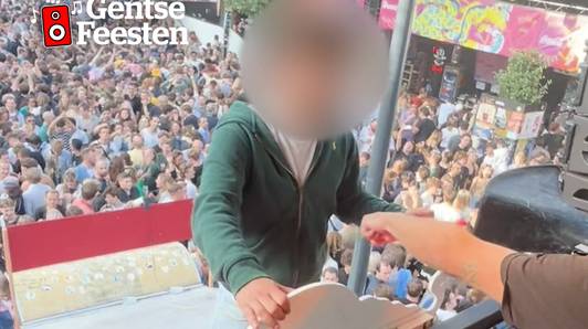 KIJK. Organisator grijpt in nadat jongeman op dj-booth van de Vlasmarkt klimt tijdens de Gentse Feesten