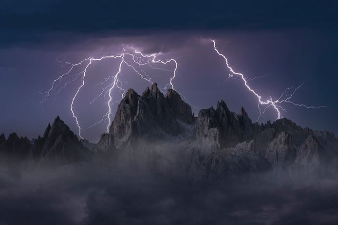 Een onweer met bliksemschichten boven de Italiaanse Dolomieten (archief).