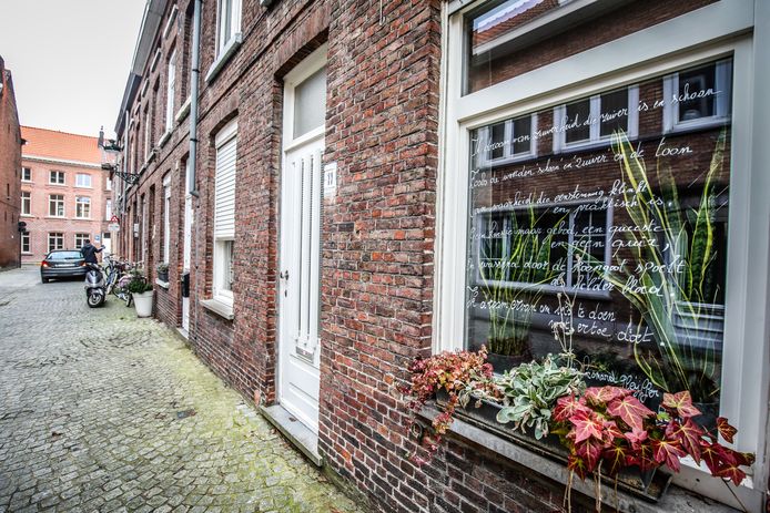 De 'geadopteerde weesgedichten' staan geschreven op Brugse ramen.