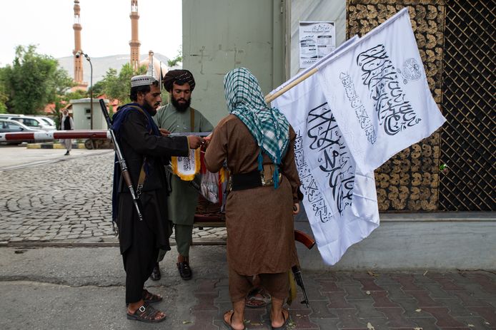 Een man verkoopt talibanvlaggen op straat in de Afghaanse hoofdstad Kabul. (14/08/22)