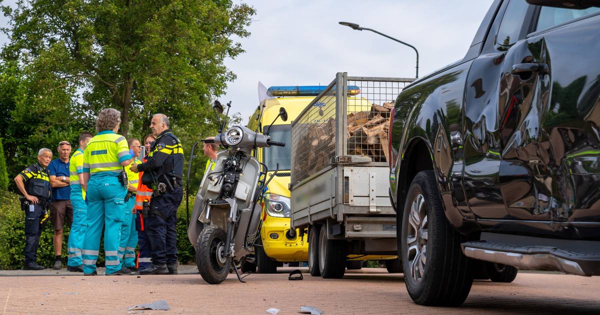 Scooterrijdster raakt zwaargewond bij botsing met auto in Almkerk.