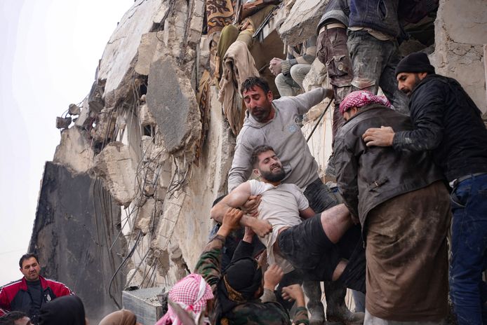 Een gewonde man wordt uit een vernield gebouw gehaald in de Syrische stad Jandaris.