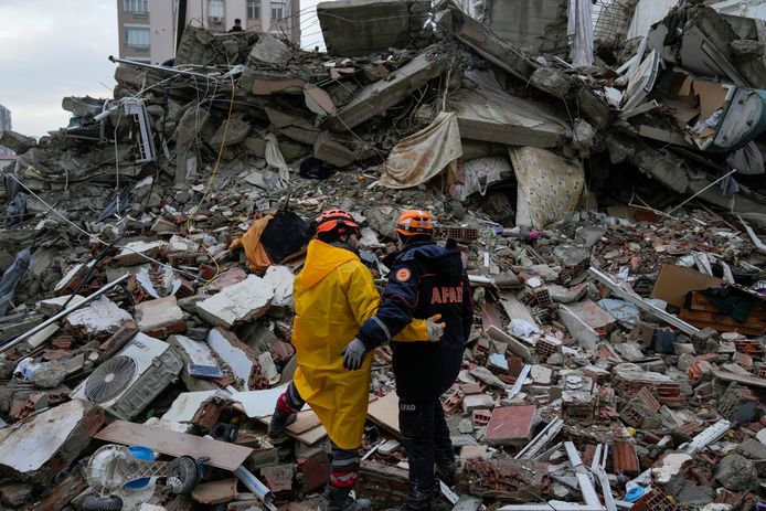 Reddingswerkers zoeken naar overlevenden onder het puin in de Turkse provincie Adana.