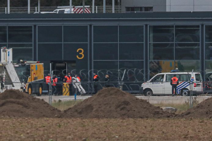 Beeld van gisteren aan de luchthaven van Charleroi. Toen startte het eerste deel van de reconstructie in de zaak-Chovanec.