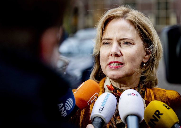 Minister Cora van Nieuwenhuizen van Infrastructuur en Waterstaat praat met journalisten op het Binnenhof. Beeld ANP
