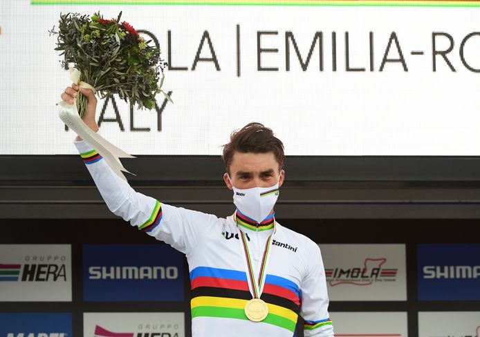 Alaphilippe in de regenboogtrui.