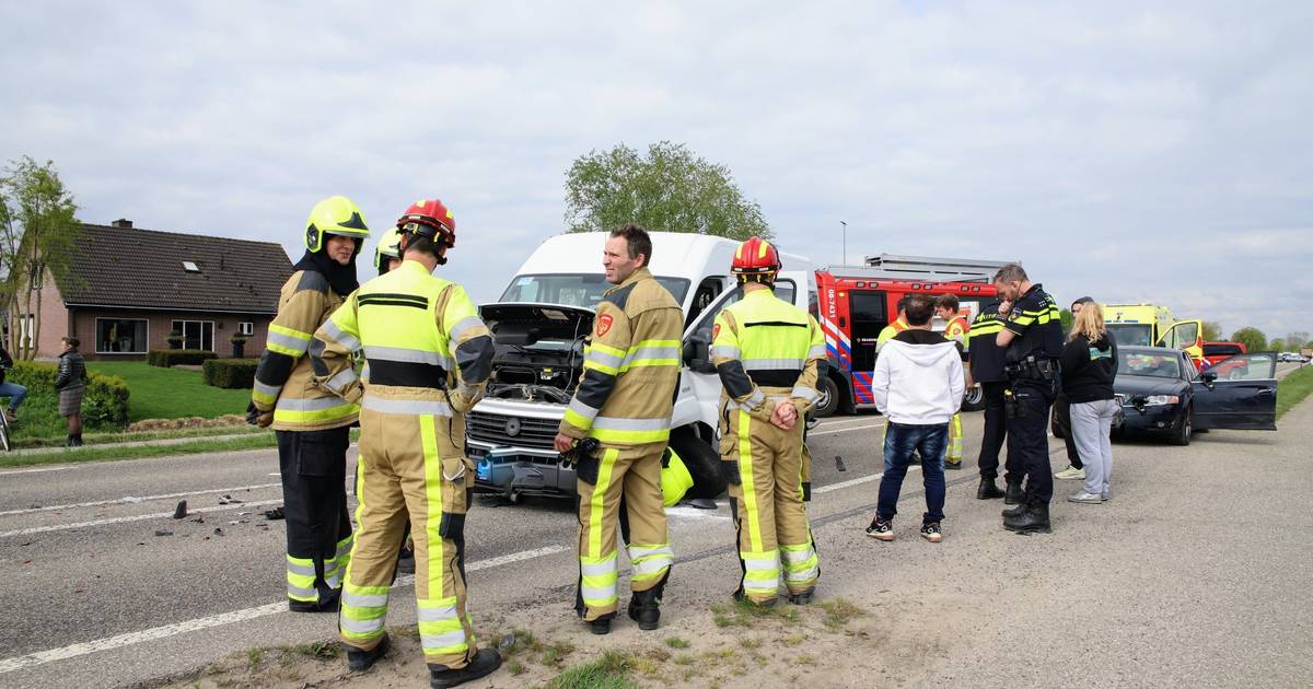 Drie autos zwaar beschadigd bij botsing op N320 in Lienden.