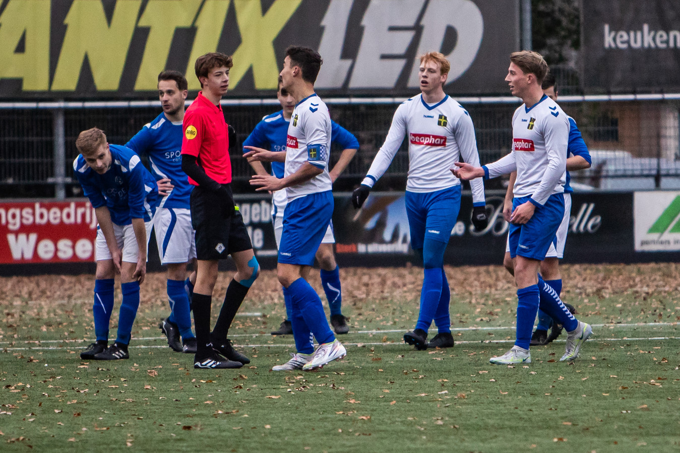 De 16-jarige scheidsrechter Jop Holterman uit Lemelerveld probeert de gemoederen te bedaren in de Sallandse derby.