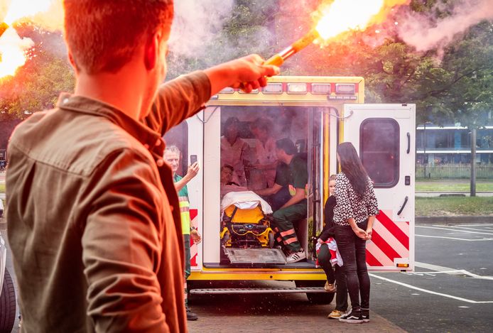 Seb Huismanns (11) laatste wens ging in vervulling: hij mocht een kijkje nemen in het FC Utrecht-stadion. Hij werd met een erehaag van fakkels onthaald.